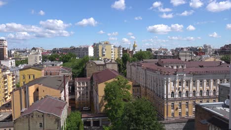 Errichtung-Von-Schussdächern-Und-Bürogebäuden-In-Der-Innenstadt-Von-Kiew,-Ukraine