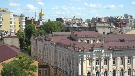 Establecimiento-De-Tejados-De-Tiro-Del-Centro-De-Kyiv,-Ucrania-Con-El-Campanario-De-Santa-Sofía-Distante