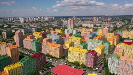 Antena-Sobre-El-Colorido-Complejo-De-Apartamentos-De-Condominio-De-La-Ciudad-De-Confort-En-Kyiv,-Kiev,-Ucrania