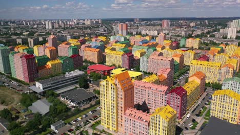 Antena-Sobre-El-Colorido-Complejo-De-Apartamentos-De-Condominio-De-La-Ciudad-De-Confort-En-Kyiv,-Kiev,-Ucrania