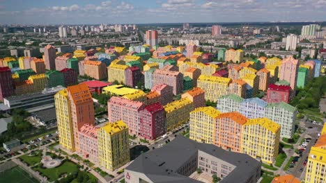 Antena-Sobre-El-Colorido-Complejo-De-Apartamentos-De-Condominio-De-La-Ciudad-De-Confort-En-Kyiv,-Kiev,-Ucrania