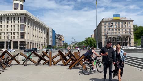 Erizos-De-Acero-Se-Colocan-Barricadas-Metálicas-En-Las-Aceras-Del-Maidan-En-El-Centro-De-Kyiv-Kiev-Ucrania-Para-Disuadir-La-Invasión-Rusa