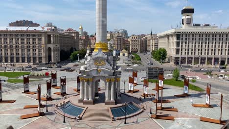 Establecimiento-De-Una-Toma-De-La-Estatua-De-Maidan-Nezalezhnosti-En-La-Plaza-De-La-Independencia-En-Maidan,-Kyiv,-Kiev,-Ucrania-Con-Fondo-De-Tráfico-Y-Edificios