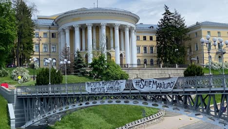 Eine-Brücke-über-Eine-Fahrbahn-In-Kiew,-Kiew,-Ukraine-Trägt-Eine-Nachricht-Zur-Rettung-Von-Mariupol-Mit-Nebesna-Sotnya-Hintergrund