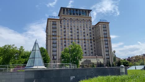 Establishing-Shot-Of-The-Ukraine-Hotel-On-The-Maidan-At-Inependence-Square,-Kyiv,-Kiev,-Ukraine