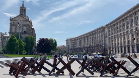 Erizos-De-Acero-Se-Colocan-Barricadas-Metálicas-En-Las-Aceras-De-Khreshchatyk-En-El-Maidan-En-El-Centro-De-Kyiv-Kiev-Ucrania-Para-Disuadir-La-Invasión-De-Tanques-Rusos