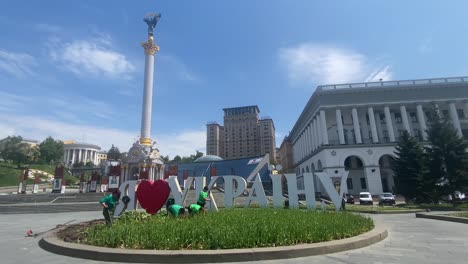 Planta-De-Trabajadores-En-La-Plaza-De-La-Independencia-Con-La-Estatua-De-Maidan-Y-El-Hotel-Ucrania-En-Segundo-Plano