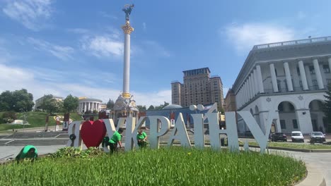 Planta-De-Trabajadores-En-La-Plaza-De-La-Independencia-Con-La-Estatua-De-Maidan-Y-El-Hotel-Ucrania-En-Segundo-Plano