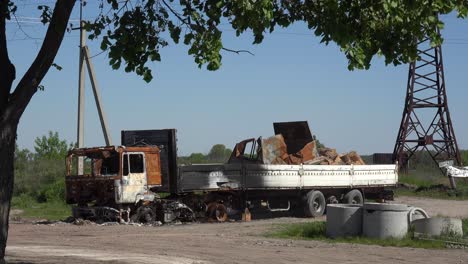 Un-Camión-De-Transporte-Quemado-Y-Destruido-Al-Lado-De-La-Carretera-Durante-La-Guerra-En-Ucrania