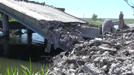 El-Puente-Entre-Bucha-Y-Kyiv-Kiev-Es-Volado-Durante-La-Guerra-De-Ucrania-Para-Prevenir-La-Ocupación-Rusa