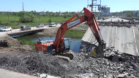 El-Puente-Entre-Bucha-Y-Kyiv-Kiev-Es-Volado-Durante-La-Guerra-De-Ucrania-Para-Prevenir-La-Ocupación-Rusa-Y-El-Tráfico-Cruza-Un-Puente-Temporal