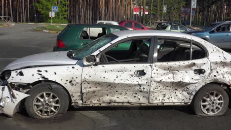 Un-Coche-Acribillado-Con-Agujeros-De-Bala-Se-Encuentra-En-Bucha-Ucrania-Tras-La-Ocupación-Rusa-Y-La-Invasión-De-Ese-País