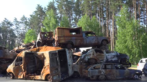 Gestapelte-Autos-Sind-Während-Der-Russischen-Besatzung-Entlang-Einer-Straße-In-Irpin,-Ukraine,-Mit-Einschusslöchern-übersät