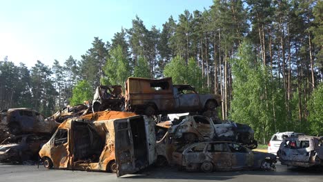 Gestapelte-Autos-Sind-Während-Der-Russischen-Besatzung-Entlang-Einer-Straße-In-Irpin,-Ukraine,-Mit-Einschusslöchern-übersät