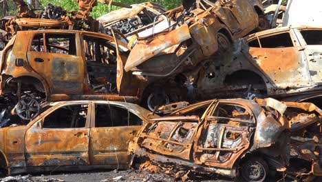 Los-Autos-Apilados-Están-Plagados-De-Agujeros-De-Bala-A-Lo-Largo-De-Una-Calle-En-Irpin-Ucrania-Durante-La-Ocupación-Rusa