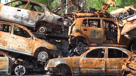 Los-Autos-Apilados-Están-Plagados-De-Agujeros-De-Bala-A-Lo-Largo-De-Una-Calle-En-Irpin-Ucrania-Durante-La-Ocupación-Rusa