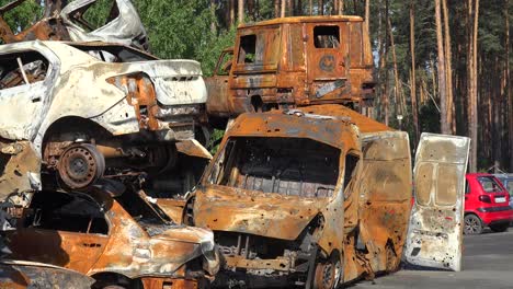 Gestapelte-Und-Zerstörte-Autos-Sind-Während-Der-Russischen-Besatzung-Entlang-Einer-Straße-In-Irpin,-Ukraine,-Mit-Einschusslöchern-übersät