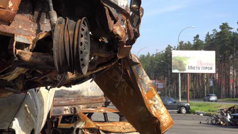 Los-Coches-Apilados-Y-Destruidos-Están-Plagados-De-Agujeros-De-Bala-A-Lo-Largo-De-Una-Calle-En-Irpin-Ucrania-Durante-La-Ocupación-Rusa