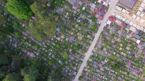 Antena-Alta-De-Arriba-Hacia-Abajo-De-Un-Cementerio-O-Cementerio-Con-Muchas-Tumbas-Cerca-De-Lviv,-Ucrania