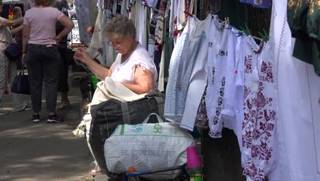 Las-Mujeres-Tejen-Ropa-Tradicional-Vyshyvanka-Y-Otras-Prendas-Bordadas-En-Un-Mercado-Público-En-Lviv,-Ucrania