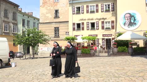 Dos-Monjas-Católicas-Caminan-Por-Un-Patio-En-Lviv,-Ucrania