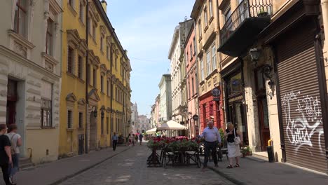 Beautiful-Shot-Of-A-Street-With-Traditional-Buildings-In-Lviv,-Ukraine