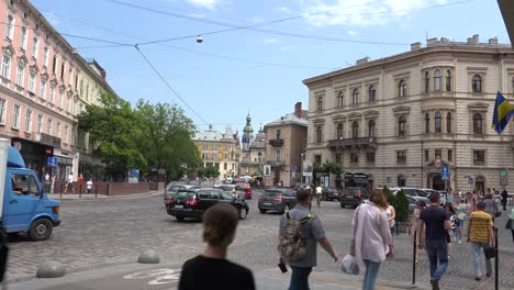 Hermosa-Foto-De-Una-Calle-Con-Edificios-Tradicionales-En-El-Centro-De-Lviv,-Ucrania