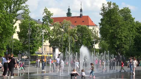 Los-Niños-Juegan-En-Las-Fuentes-Danzantes-En-El-Centro-De-Lviv,-Ucrania