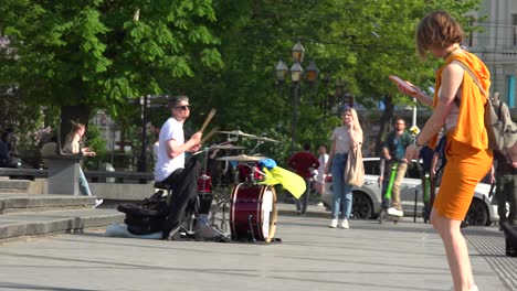 Una-Mujer-Baila-Con-Música-De-Tambores-En-Vivo-En-La-Plaza-Central-De-Lviv,-Ucrania