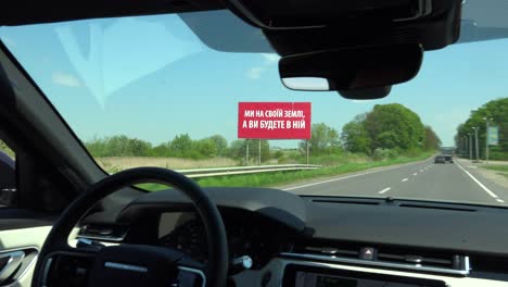 Una-Valla-Publicitaria-A-Lo-Largo-De-Una-Carretera-En-Ucrania-Dice-&quot;esta-Es-Nuestra-Tierra---Ustedes-(rusos)-Estarán-Debajo-De-Ella&quot;&quot;-Por-Su-Esfuerzo-De-Guerra