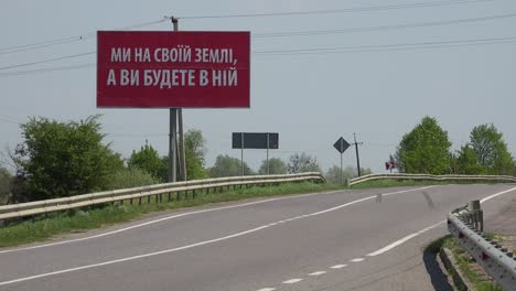 Una-Valla-Publicitaria-A-Lo-Largo-De-Una-Carretera-En-Ucrania-Dice-&quot;esta-Es-Nuestra-Tierra---Ustedes-(rusos)-Estarán-Debajo-De-Ella&quot;&quot;-Por-Su-Esfuerzo-De-Guerra