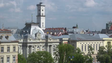 Hermoso-Horizonte-Urbano-E-Histórico-Teatro-De-ópera-En-Lviv,-Ucrania