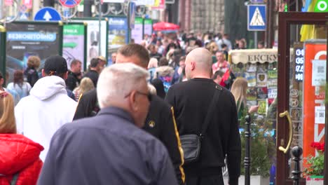 Große-Massen-Von-Ukrainern-Gehen-Auf-Der-Straße-Im-Zentrum-Von-Lemberg,-Ukraine