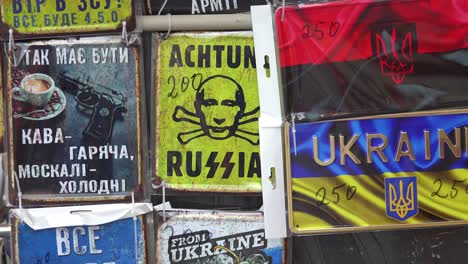 Una-Tienda-De-Souvenirs-En-La-Calle-De-Lviv,-Ucrania-Vende-Carteles-Y-Coleccionables-Anti-Rusos-Contra-Putin