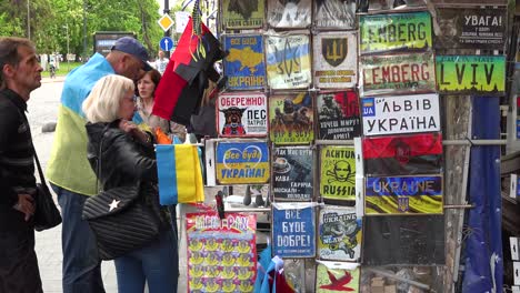 Una-Tienda-De-Souvenirs-En-La-Calle-De-Lviv,-Ucrania-Vende-Carteles-Y-Coleccionables-Anti-Rusos-Contra-Putin