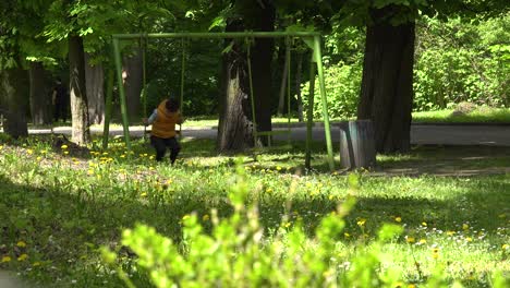 Un-Niño-Se-Balancea-En-Un-Columpio-En-Un-Parque-En-Lviv,-Ucrania