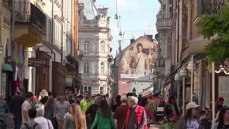 Gute-Einspielung-Von-Menschenmassen-In-Der-Altstadt-Von-Lemberg,-Ukraine,-Mit-Café,-Straße,-Alten-Gebäuden-Und-Fußgängern