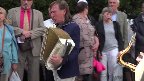 Ancianos-En-La-Plaza-Central-De-Lviv,-Ucrania-Cantan-Canciones-Patrióticas-Para-Ayudar-Con-El-Esfuerzo-De-Guerra