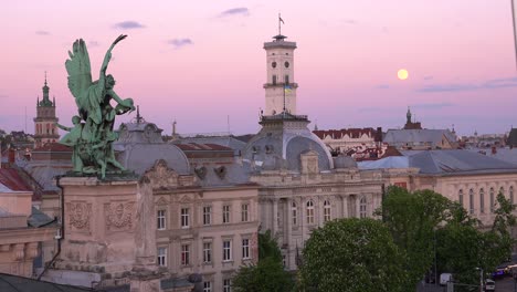 Schöner-Vollmondaufgang-über-Dem-Opernhaus-Und-Klassischen-Gebäuden-Im-Zentrum-Von-Lemberg,-Ukraine