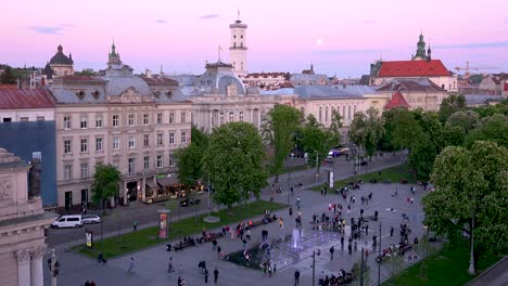 Hermosa-Luna-Llena-Sobre-El-Teatro-De-La-ópera,-La-Plaza-Central-Y-Los-Edificios-Clásicos-En-El-Centro-De-Lviv,-Ucrania