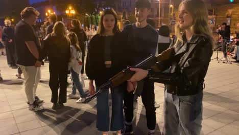 Joven-Dispara-Un-Rifle-De-Aire-A-La-Imagen-De-Vladmir-Putin-En-La-Calle-En-El-Centro-De-Lviv,-Ucrania