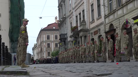 Soldados-Del-Ejército-Ucraniano-Se-Alinean-En-Una-Calle-En-Lviv,-Ucrania,-En-Previsión-Del-Funeral-De-Un-Camarada