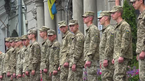 Soldados-Del-Ejército-Ucraniano-Se-Alinean-En-Una-Calle-En-Lviv,-Ucrania,-En-Previsión-Del-Funeral-De-Un-Camarada