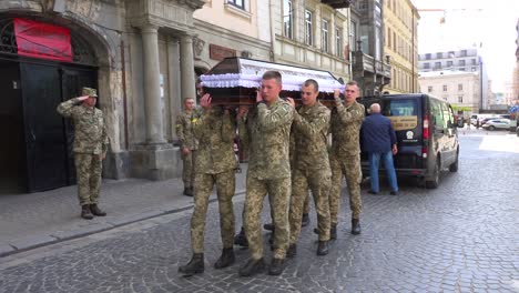 Soldados-Del-Ejército-Ucraniano-Llevan-El-Ataúd-De-Un-Soldado-Caído-En-Una-Procesión-Fúnebre-En-Las-Calles-De-Lviv,-Ucrania