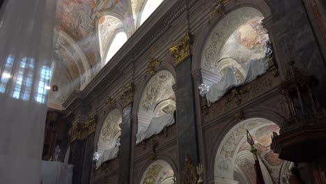 Inclinación-Hacia-Abajo-De-Un-Funeral-Realizado-Dentro-De-Una-Iglesia-Catedral-Por-Un-Soldado-Ucraniano-Muerto-Durante-La-Guerra-En-Ucrania