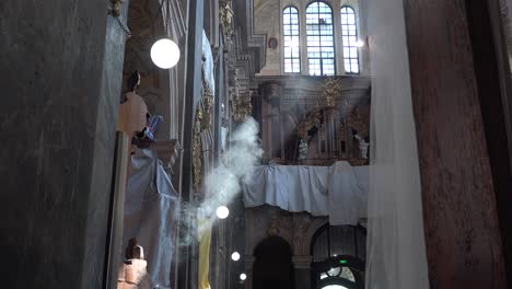 Se-Lleva-A-Cabo-Un-Servicio-Fúnebre-Dentro-De-Una-Iglesia-Catedral-Para-Un-Soldado-Ucraniano-Muerto-Durante-La-Guerra-En-Ucrania