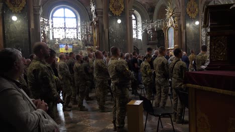 Se-Lleva-A-Cabo-Un-Funeral-Militar-Dentro-De-Una-Iglesia-Catedral-Para-Un-Soldado-Ucraniano-Muerto-Durante-La-Guerra-En-Ucrania