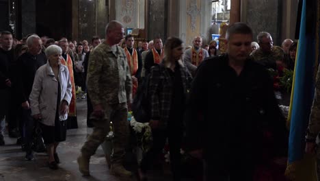 Los-Dolientes-Pasan-Y-Ponen-Ofrendas-En-El-Ataúd-De-Un-Soldado-Ucraniano-Muerto-Durante-Un-Funeral-En-Lviv,-Ucrania