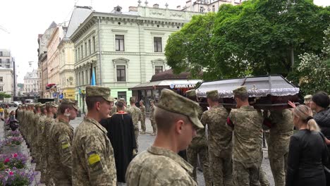 Soldaten-Der-Ukrainischen-Armee-Tragen-Den-Sarg-Eines-Gefallenen-Soldaten-In-Einem-Trauerzug-Auf-Den-Straßen-Von-Lemberg,-Ukraine