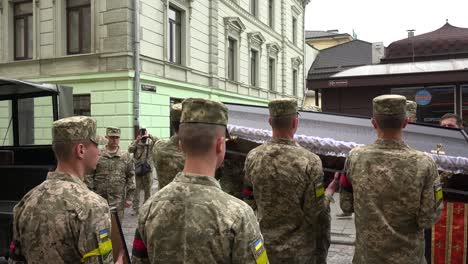 Soldados-Del-Ejército-Ucraniano-Llevan-El-Ataúd-De-Un-Soldado-Caído-A-Un-Coche-Fúnebre-En-Una-Procesión-Fúnebre-En-Las-Calles-De-Lviv,-Ucrania